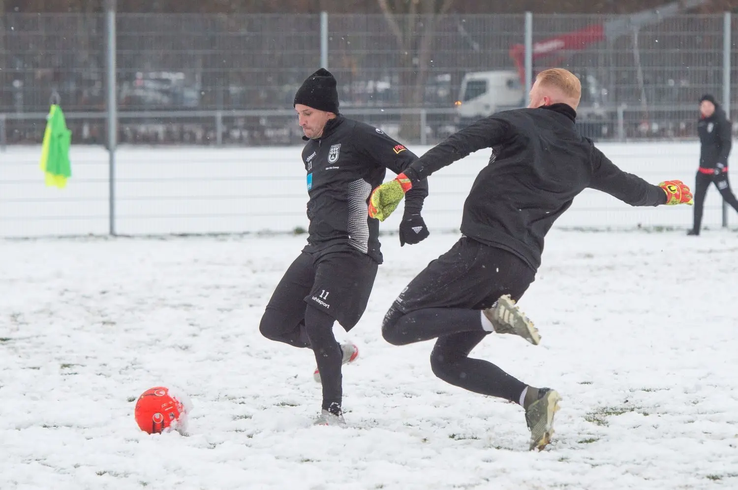 Stürmer Anton Fink (l.) versucht’s, aber Keeper Maximilian Reule ist zur Stelle. ⇥Foto: Lars Schwerdtfeger