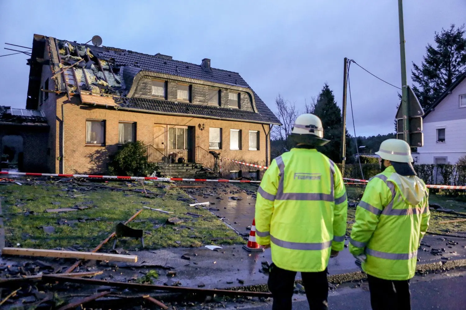 Ein Tornado ist durch den Ort Roetgen in der Eifel gefegt – und hat für Zerstörung gesorgt.