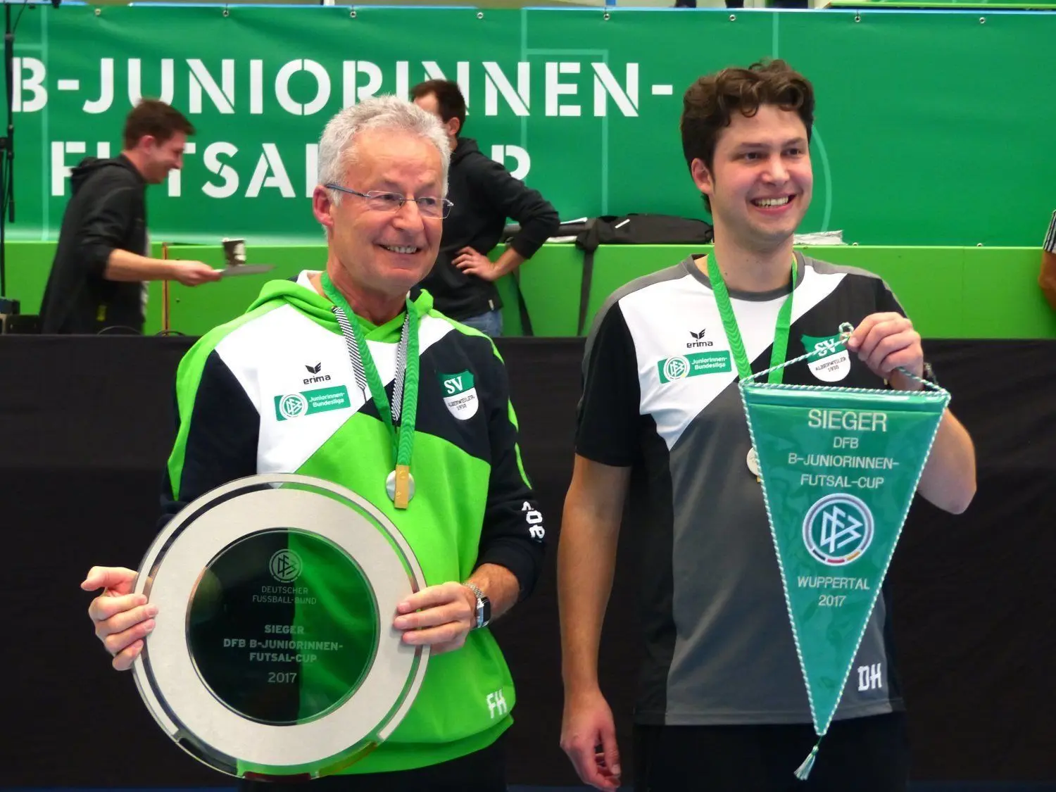 Die besten Futsal-Spielerinnen Deutschlands kamen 2017 vom SV Alberweiler. Die beiden Erfolgstrainer Franz (links) und Dominik Herre sind seit Jahren verantwortlich für die Bundesliga-B-Juniorinnen.⇥