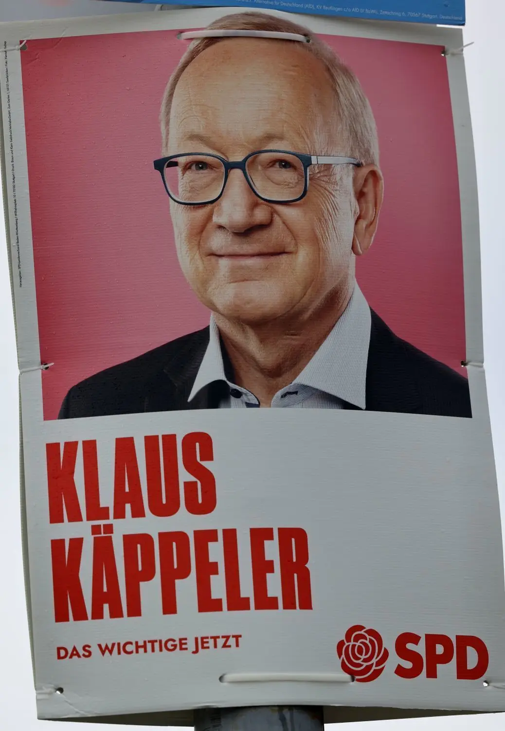 Den SPD-Kandidaten Klaus Käppeler zeigt seine Partei im Landtagswahlkampf 2021 umrahmt von pudrigem Pink.⇥