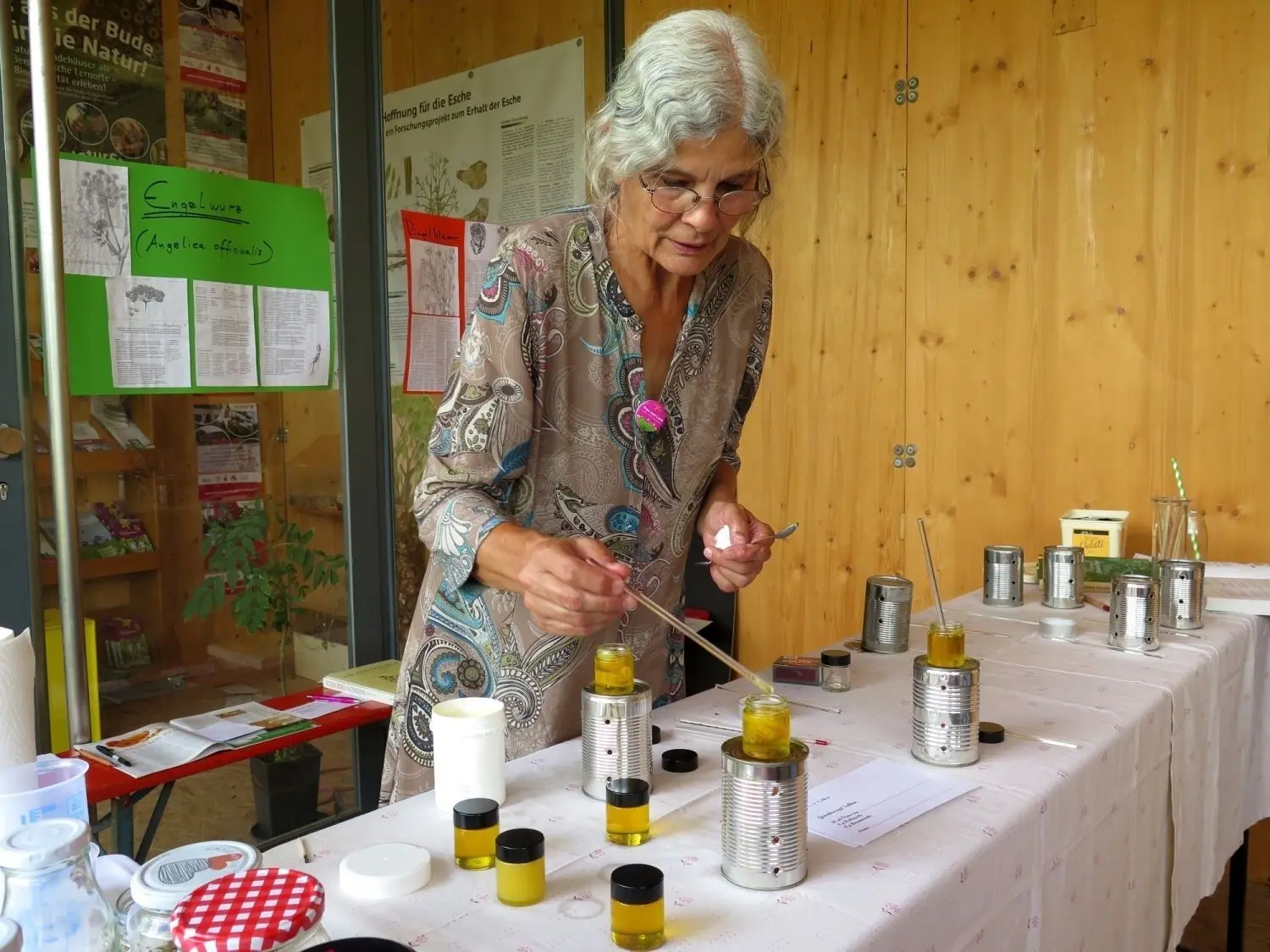 Claudia Kessler bei der Herstellung der Engelwurzsalbe, deren Wohlgeruch Herz und Seele erwärmt.