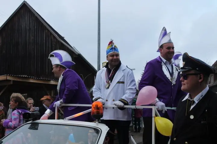 Bürgermeister Jörg Schmidt hat beim Umzug nichts zu sagen. Regie führt die Faschingspolizei.