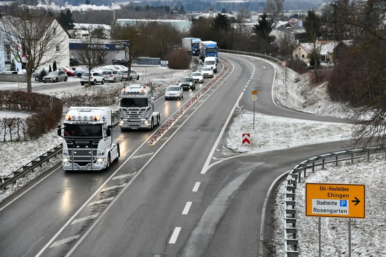 Im Schritttempo ging es am Montag vielerorts über die Bundesstraßen – zahlreiche Landwirte, aber auch einige Spediteure, verlangsamten den Verkehr bewusst.