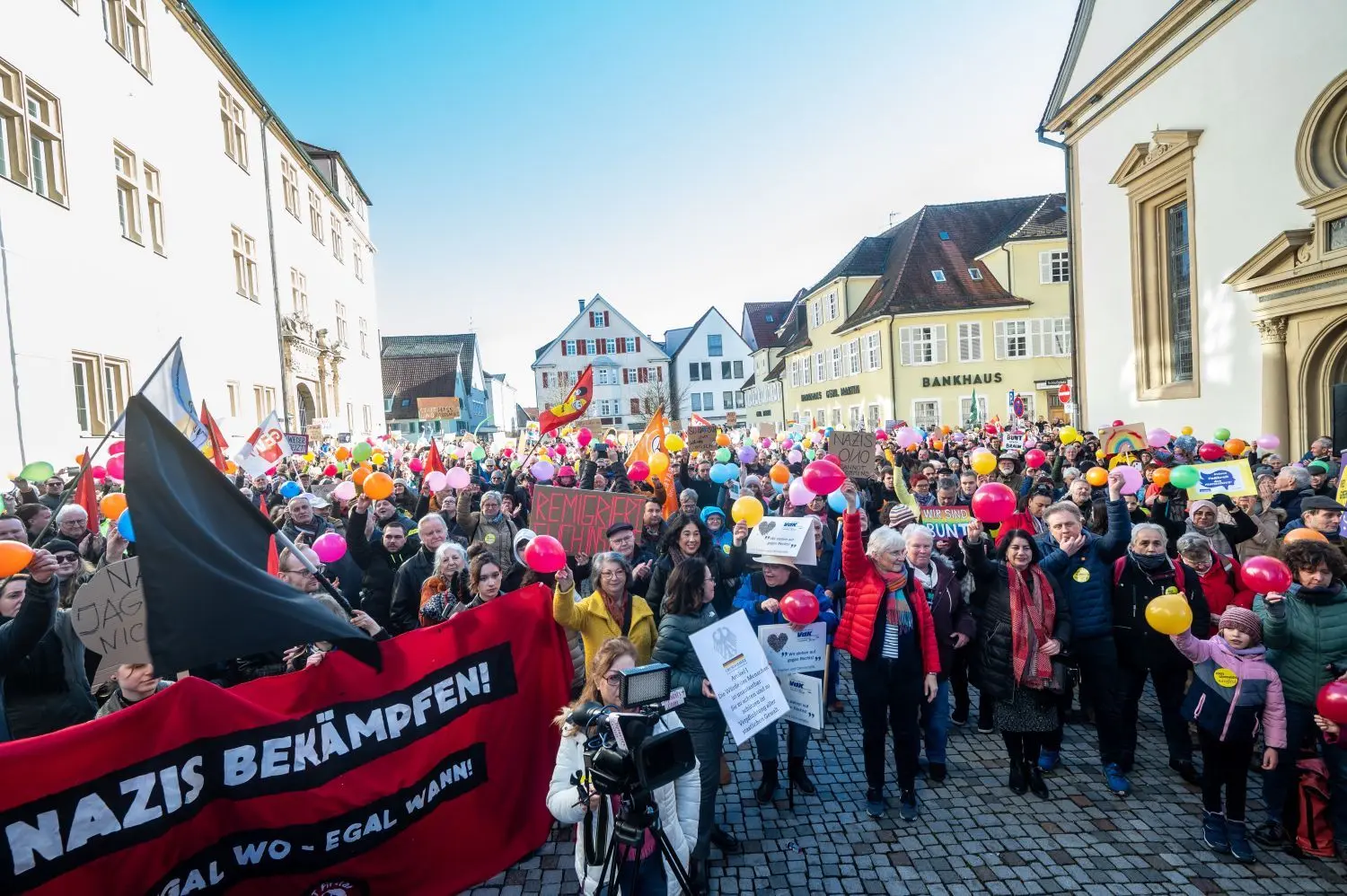 So voll hat Göppingen den Schlossplatz selten gesehen: Zur Kundgebung „Bunte Vielfalt statt brauner Einfalt“ kommen nach Angaben der Veranstalter 1500 Menschen – sie protestieren gegen Rechtsextremismus, Hass und Hetze.
