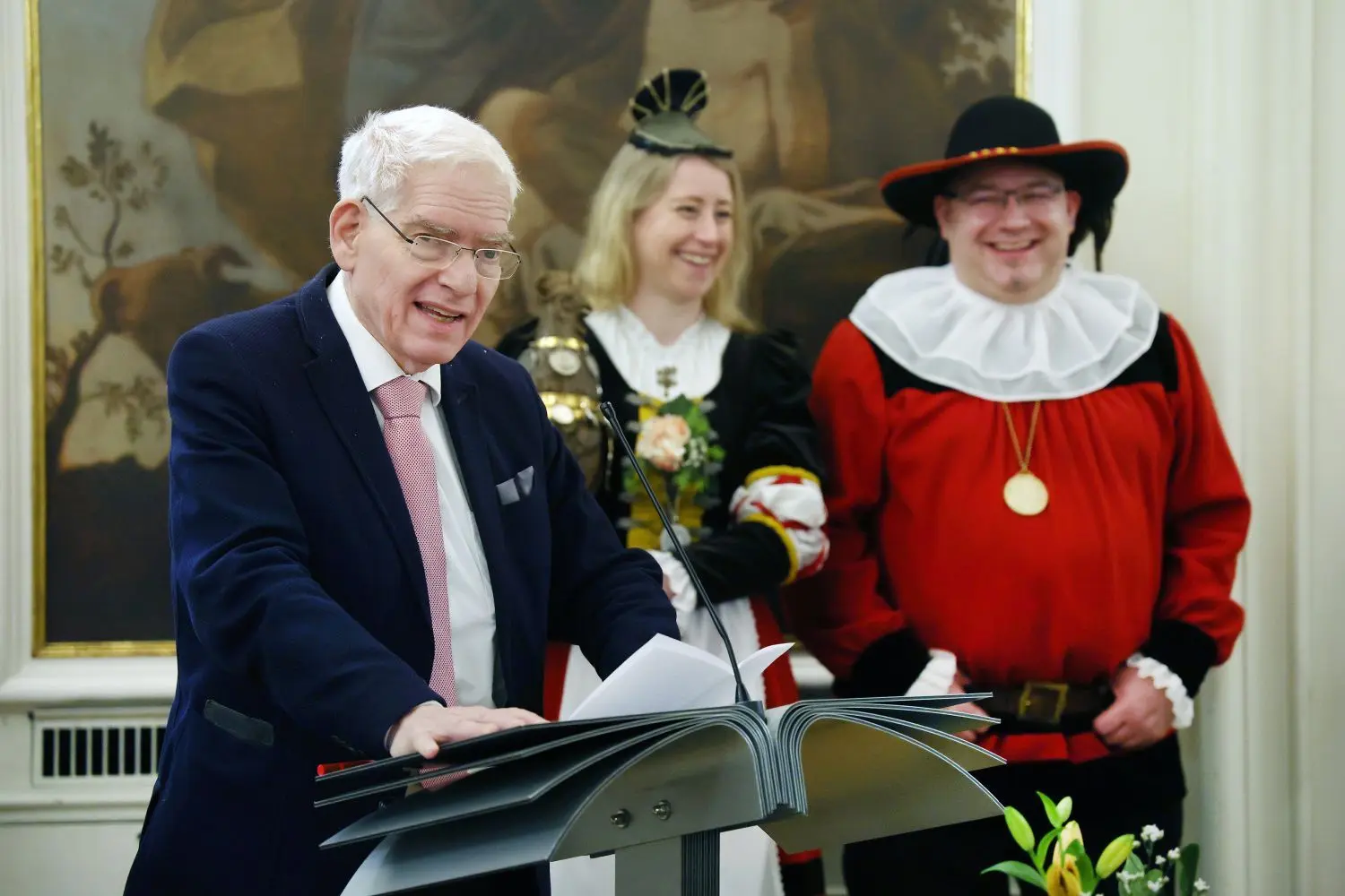 Dr. Josef Schuster bei seinem Grußwort nach dem Eintrag ins Goldene Buch der Stadt Schwäbisch Hall im Ratssaal. Im Hintergrund Anita Röger, erste Tänzerin des Großen Siedershofs, neben dem ersten Hofburschen Stefan Ebert. Das Salz sei auch im Jüdischen ein Zeichen der Gastfreundschaft, sagt Schuster, er sei sehr bewegt und fühle sich durch die traditionelle Begrüßung geehrt: „Es sind Termine wie diese, die mich in diesen Tagen froh stimmen.“⇥