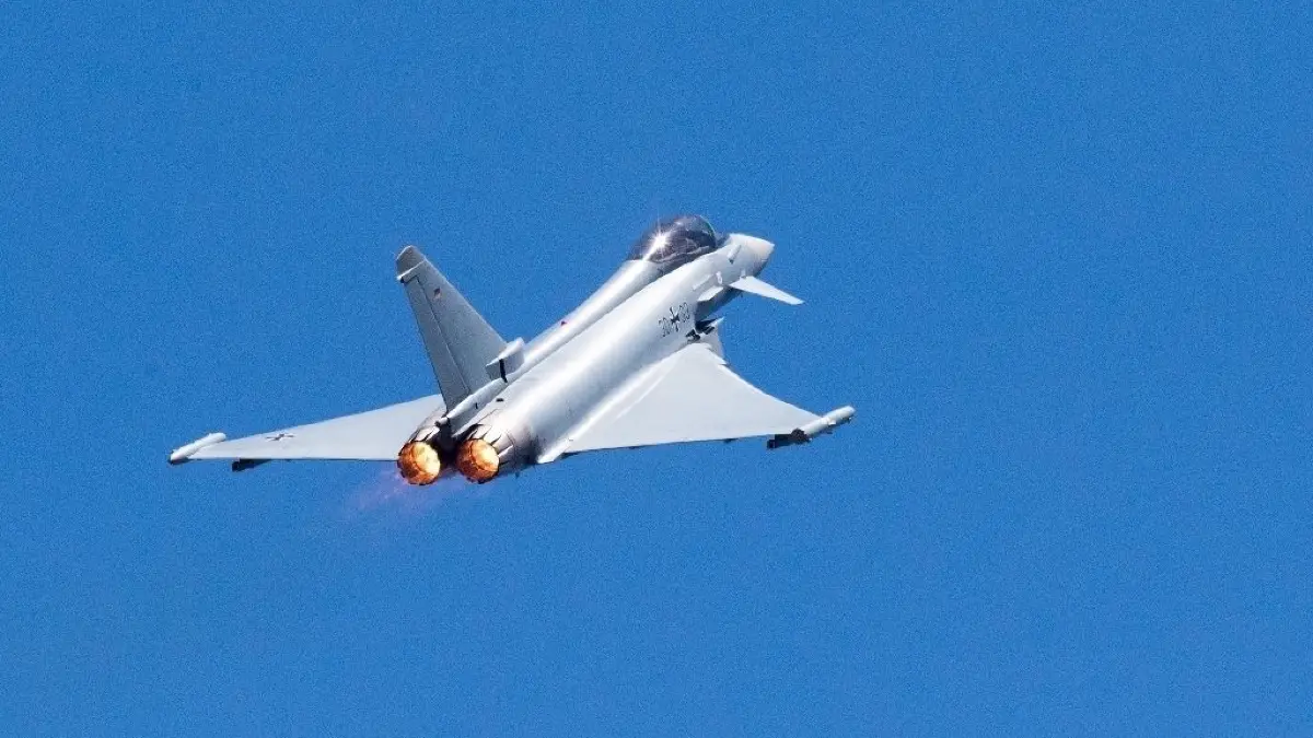 Symbolbild: Ein Eurofighter der Luftwaffe flog am Dienstagvormittag nahe Kremmen.
ARCHIV - 07.06.2018, Niedersachsen, Wunstorf: Ein Eurofighter der Luftwaffe fliegt beim Spotterday der Bundeswehr über dem Fliegerhorst Wunstorf bei Hannover. (zu "Rüstungs-Exportverbot sorgt bei Airbus für Gewinneinbruch") Foto: Julian Stratenschulte/dpa +++ dpa-Bildfunk +++