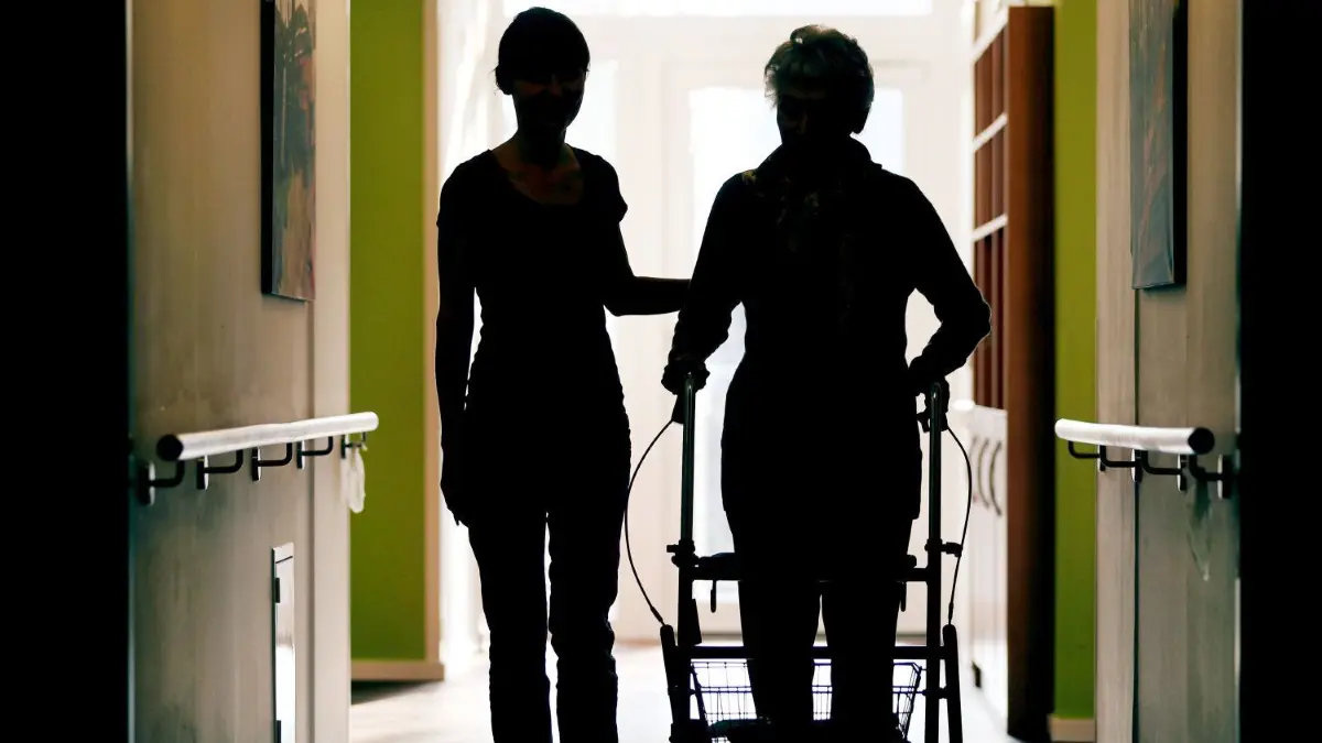 Das Thema Pflege kommt im Kreisentwicklungskonzept zu kurz. So lautete die Kritik jüngst im Sozialausschuss.
ARCHIV - 22.02.2013, Nordrhein-Westfalen, Köln: Eine Pflegekraft (l) begleitet die Bewohnerin eines Altenheims mit Rollator beim Gang durch den Flur. (zu dpa "Studie: Bis 2035 voraussichtlich vier Millionen Pflegebedürftige" vom 10.09.2018) Foto: Oliver Berg/dpa +++ dpa-Bildfunk +++