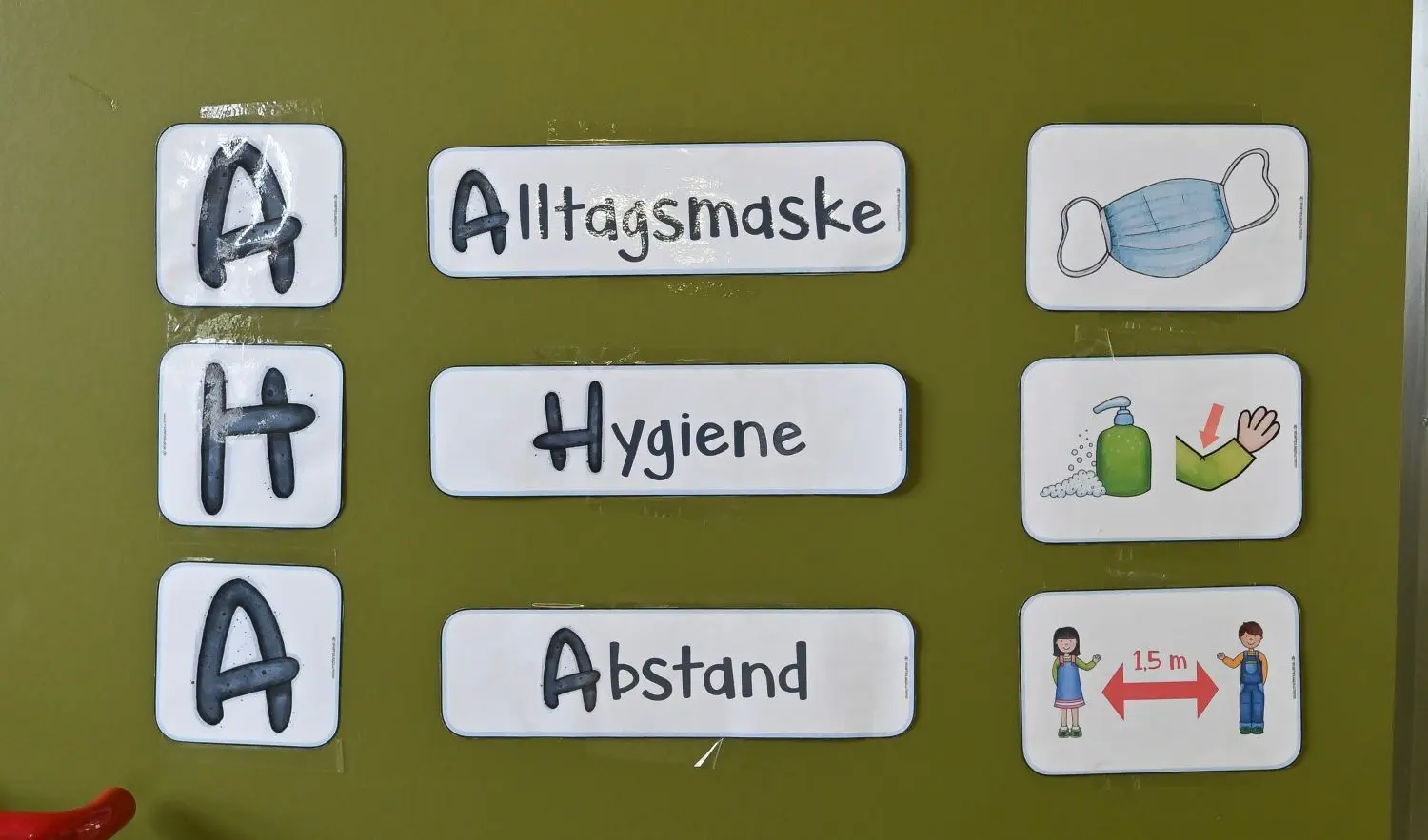 Für alle gut sichtbar: Die Pandemie-Regeln in der Albrecht-Berblinger-Grundschule am unteren Kuhberg.