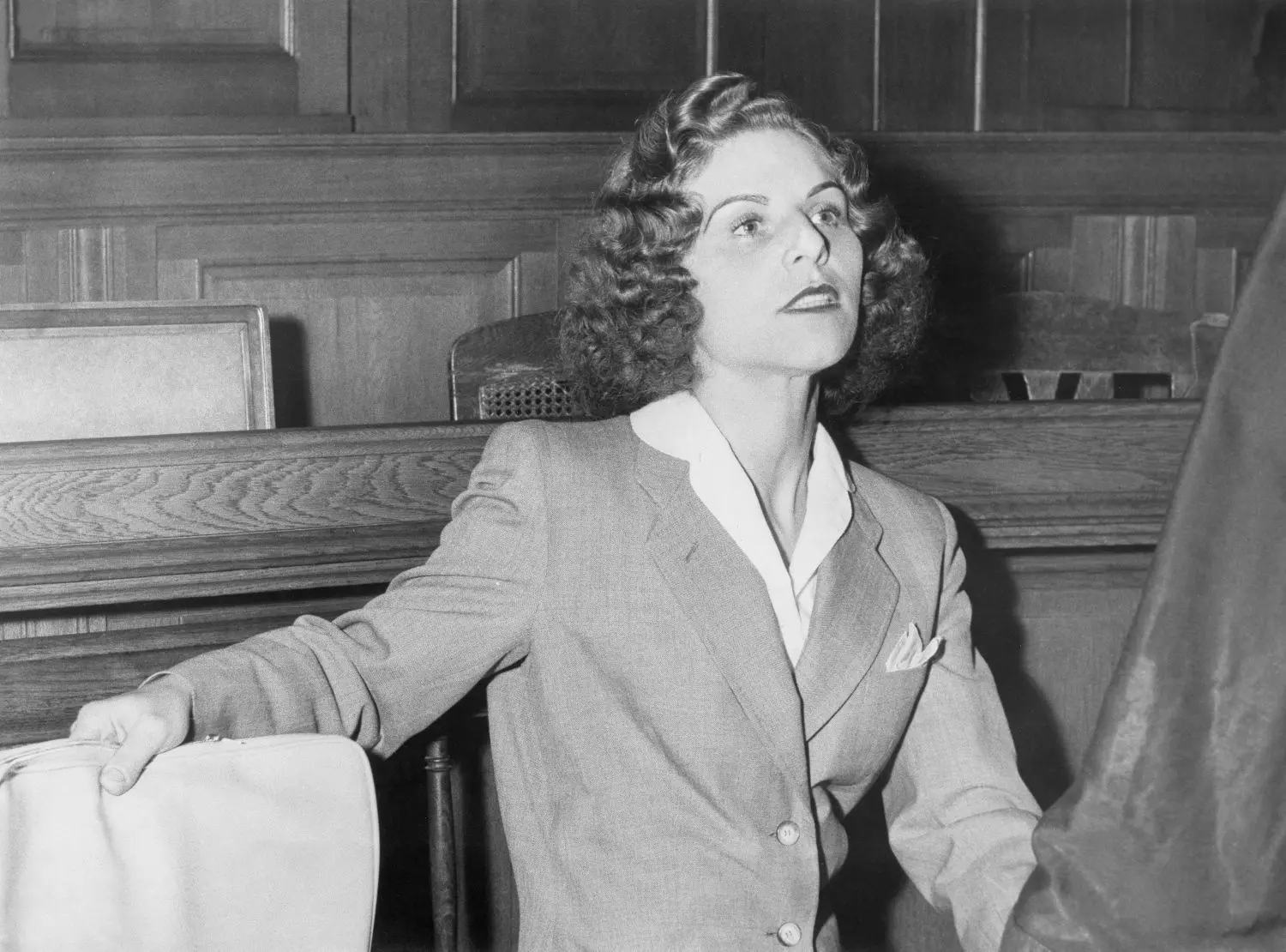 Takis Würger machte sie zur Heldin seines umstrittenen Romans: Stella Goldschlag (1922-1994) lieferte als „Greiferin“ und Denunziantin im Untergrund lebende Juden der Berliner Gestapo aus – das Foto zeigt sie 1957 im Gerichtssaal. ⇥