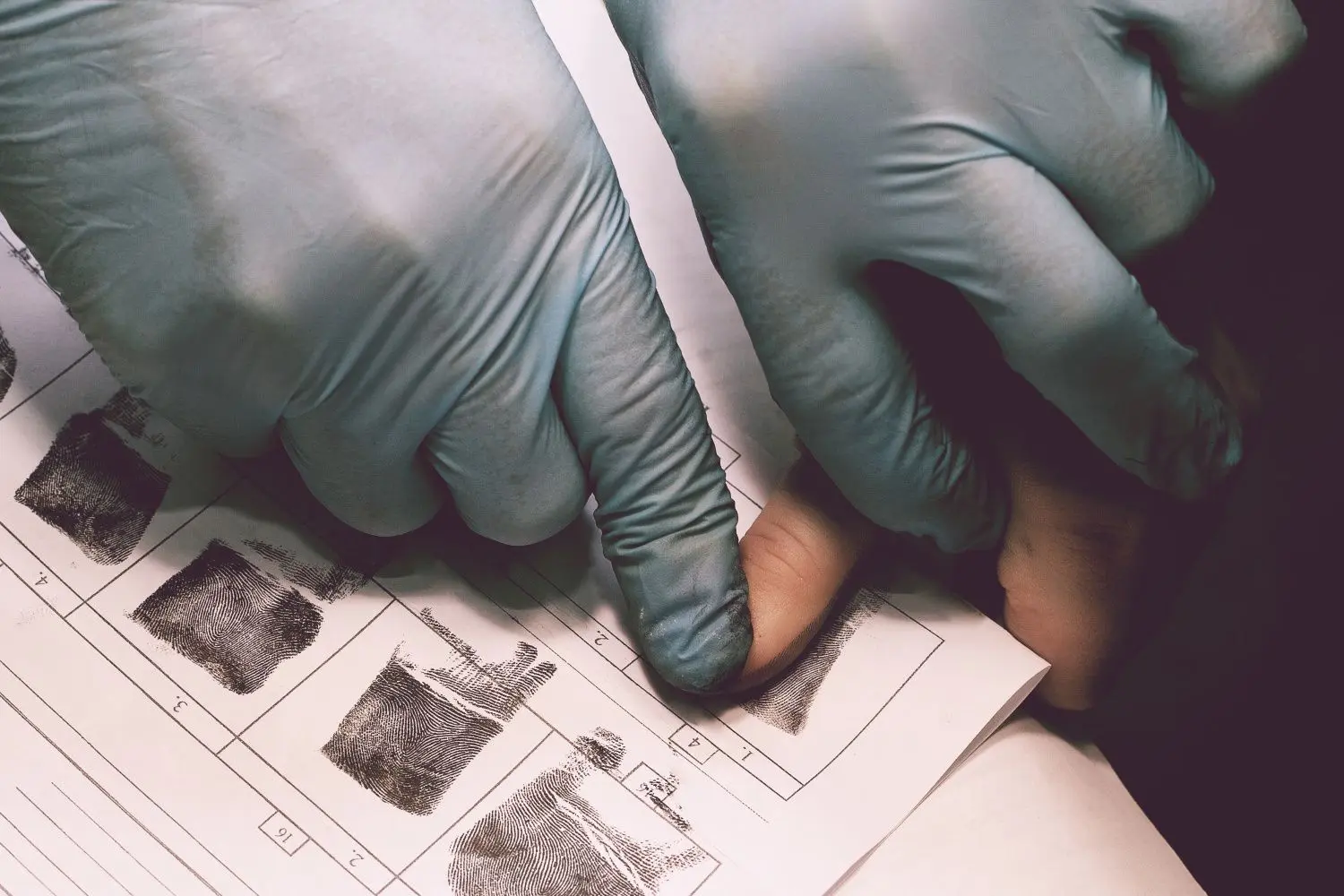 Den Tätern auf der Spur: Wer True Crime konsumiert, hat das Gefühl, selbst an den Ermittlungen und an der Lösung des Falls mitzuarbeiten. Das ist einer der Gründe, warum das Genre so beliebt ist.