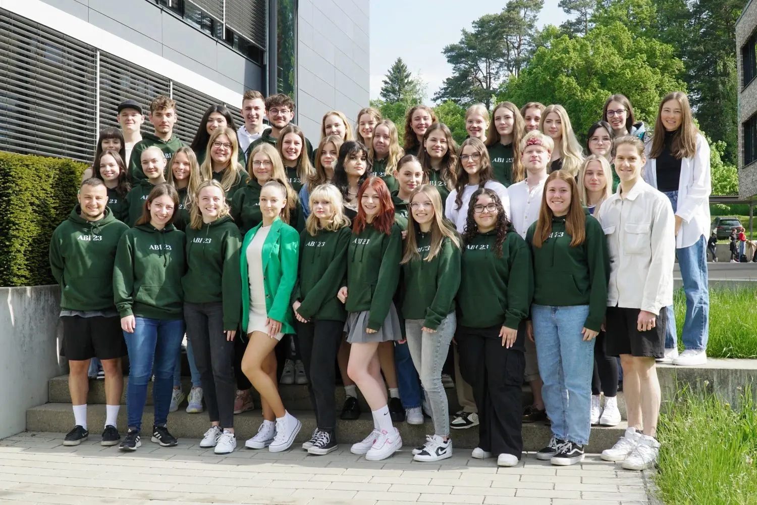 Magdalena-Neff-Schule Ehingen verabschiedet 188 Absolvent(inn)en Den Anfang machten auch in diesem Jahr wieder die frischgebackenen Abiturient(inn)en der Klassen SG 13/1 und 13/2, die ihr Abschlusszeugnis auf dem traditionellen Abiball in der Lindenhalle bereits am 1.7. überreicht bekamen. Maria Lazaridou wurde dabei mit einem Schnitt von 1,4 als Jahrgangsbeste mit dem Preis des Landrats ausgezeichnet. Über den erfolgreich bestandenen Hauptschulabschluss konnten sich zwei Wochen später die Schülerinnen und Schüler der ausbildungsvorbereitenden Schularten VAB-KF und AV freuen. Groß gefeiert wurde am gleichen Tag auch in der zweijährigen Berufsfachschule das Erreichen der Mittleren Reife. Lara Ewel bekam hier als Jahrgangsbeste ebenfalls den Preis des Landrats. Für sieben weitere Klassen endete zwischen dem 14. und 21. Juli die Berufsausbildung bzw. deren schulischer Teil. In der 1BFAHT freuten sich Schülerinnen und Schüler im Alter zwischen 17 und 57, erfolgreich die einjährige berufsbegleitende Ausbildung zum staatlich anerkannten Altenpflegehelfer absolviert zu haben. In den Klassen 2BFHK2 und 2BKSP2 wurde nach zwei Jahren der schulische Teil der Ausbildung als Kinderpfleger/in bzw. Erzieher/in abgeschlossen, 31 Schülerinnen und Schüler gehen nun in ihr praktisches Anerkennungsjahr. Bereits bestanden haben dieses die Absolvent(inn)en der Klassen 2BFHK3 und 2BKSP3, die sich jetzt ebenso wie die 3BKSPiT3 staatlich anerkannte Kinderpfleger bzw. Erzieher nennen dürfen. Mit der Klasse PG3 wurde schließlich der erste Jahrgang verabschiedet, der nach dem neuen Pflegeberufe-gesetz eine generalistische Pflegeausbildung erhielt, die nicht länger zwischen (Kinder-)Kranken- und Altenpflege unterscheidet. Auch Claudia Cremer aus der 1BFAHT, Lena Locher aus der 3BKSPiT3 und Stephanie Saile aus der PG3 erhielten als jeweilige Jahrgangsbeste den Preis des Landrats. SG 13/1: Leonie Auer (Preis), Alisah Bartke, Vanessa Bauer, Celyn Becker, Amalia Dann (Preis), Anna-Maria Fiesel (Belobigung), Jakob Forst (Belobigung), Anita Härle (Belobigung), Maja Hnatek, Fabienne Hummel (Belobigung), Florian Kukic, Maria Lazaridou (Preis), Evelyn Lorer, Noemi Mikulasch, Yanis Schirmer, Leonie Seebauer, Eva Thernes (Preis), Sidra Wakkas (Preis), Svea Wendt, Alena Wöckel. SG 13/2: Katrin Böcherer, Karoline Boddien, Laura Casonato, Melissa Durmus, Leni Eickmann (Belobigung), Alexandra Graf (Belobigung), Ellen Hepp, Milena Kondratjew (Preis), Jan Mack, Maja Martinovic, Lukas Mattenschlager, Sanna Mayer, Carmen Mecner, Florian Mertens, Sandro Oliveira, Fabio Pecoraro, Jenin Ponzer (Preis), Julianna Popp, Sarah Rapp, Jacqueline Rechtsteiner, Hannah Walz, Antonia Weeger.
