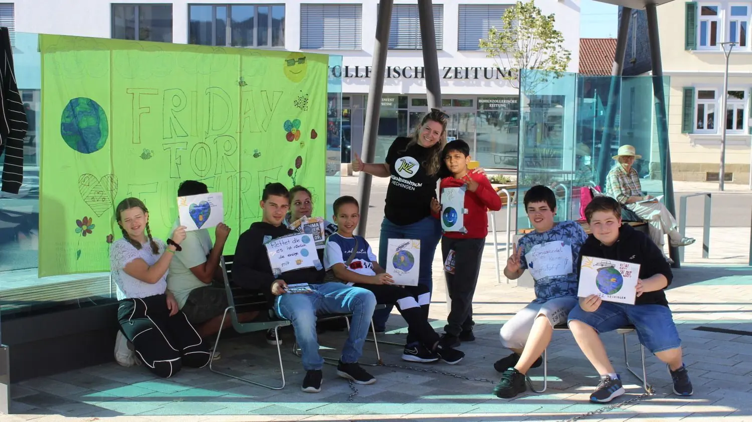 Auch auf dem Obertorplatz schauten die Kinder des Jugendzentrums mit Leiterin Giovanna Ciriello (Vierte von rechts) vorbei.
