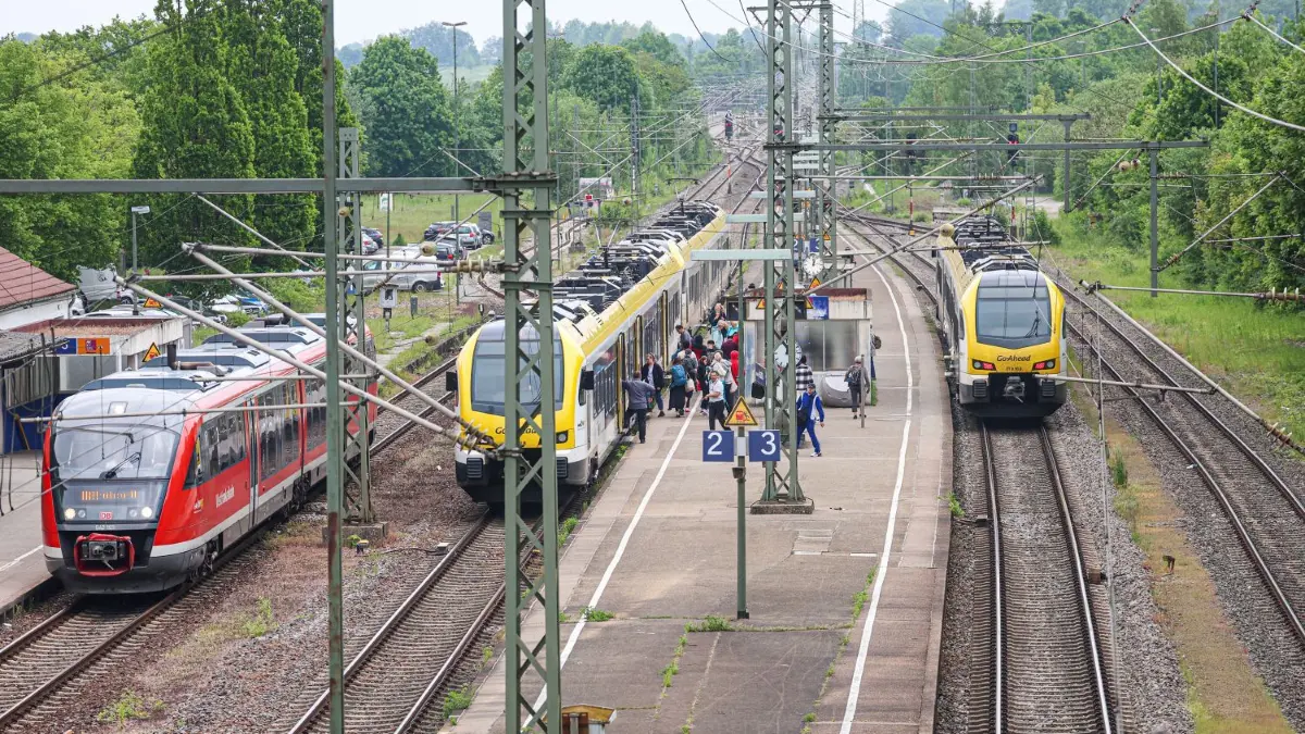Der Bahnhof Hessental könnte ab 2028 einen vierten Bahnsteig erhalten. Der würde den Zugang zu Zügen auf dem bereits dort verlaufende Gleis (rechts) ermöglichen. Zudem ist eine Verlängerung der Unterführung unter dem vierten Gleis hindurch geplant.
Bahnhof Hessental. Foto: Ufuk Arslan