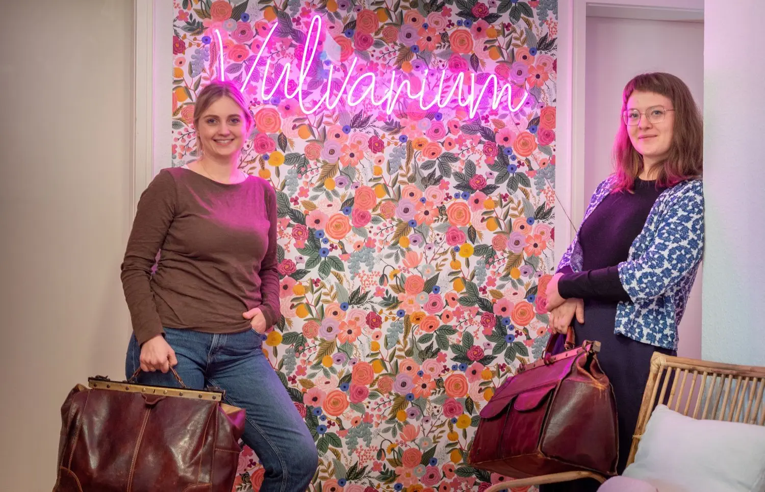 Vulvarium, so lautet der Name der Hebammenpraxis Annkathrin Rinke (links). Es gibt dort auch ein Geburtszimmer.