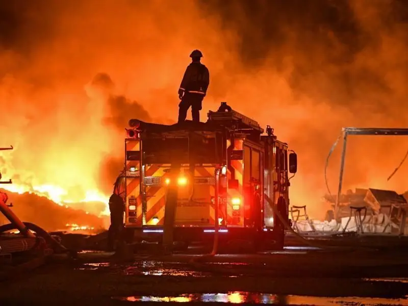 Feuerwehrleute kämpfen bei Knightsen gegen schwere Waldbrände in Kalifornien - auch Arnold Schwarzenegger musste seine Villa aufgeben.