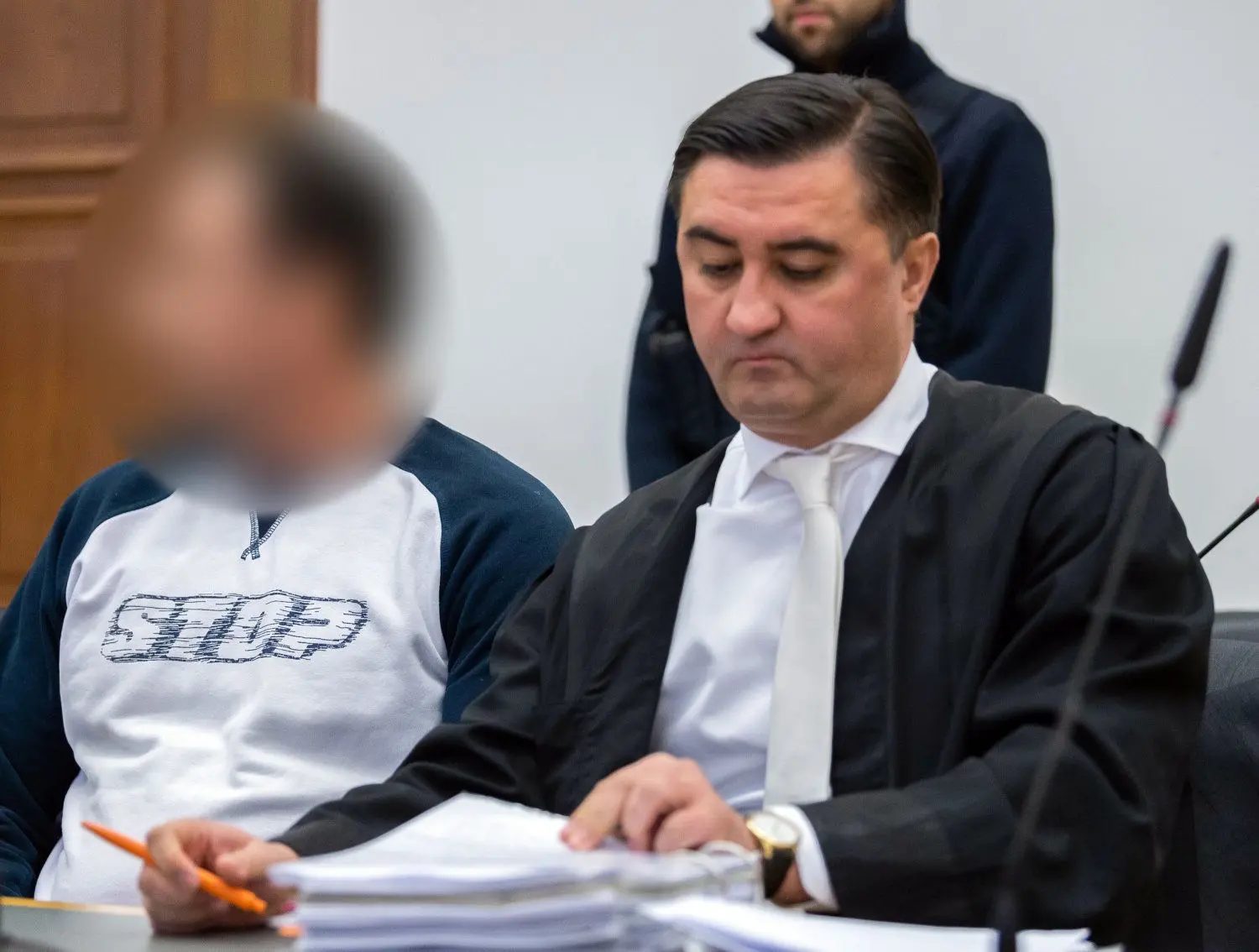 Der 48-jährige Angeklagte (l) neben seinem Verteidiger Alois Kovac.