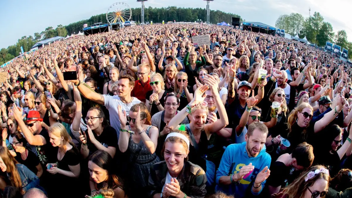 Festivalbesucher hören sich 2019 auf dem Hurricane Festival das Konzert des deutschen Sängers Axel Bosse an. 2021 wird das nichts. Dieses und weitere Festivals sind bereits abgesagt worden.
ARCHIV - 21.06.2019, Niedersachsen, Scheeßel: Festivalbesucher hören sich auf dem Hurricane Festival das Konzert des deutschen Sängers Axel Bosse an (Aufnahme mit Fisheye-Objektiv). Zahlreiche große Open-Air-Festivals fallen auch in diesem Jahr wegen der Corona-Pandemie aus - dazu gehören das «Hurricane Festival» in Scheeßel im Kreis Rotenburg/Wümme und das «Deichbrand»-Festival in Cuxhaven. (zu dpa ««Hurricane» und «Deichbrand» wegen Corona abgesagt») Foto: Hauke-Christian Dittrich/dpa +++ dpa-Bildfunk +++