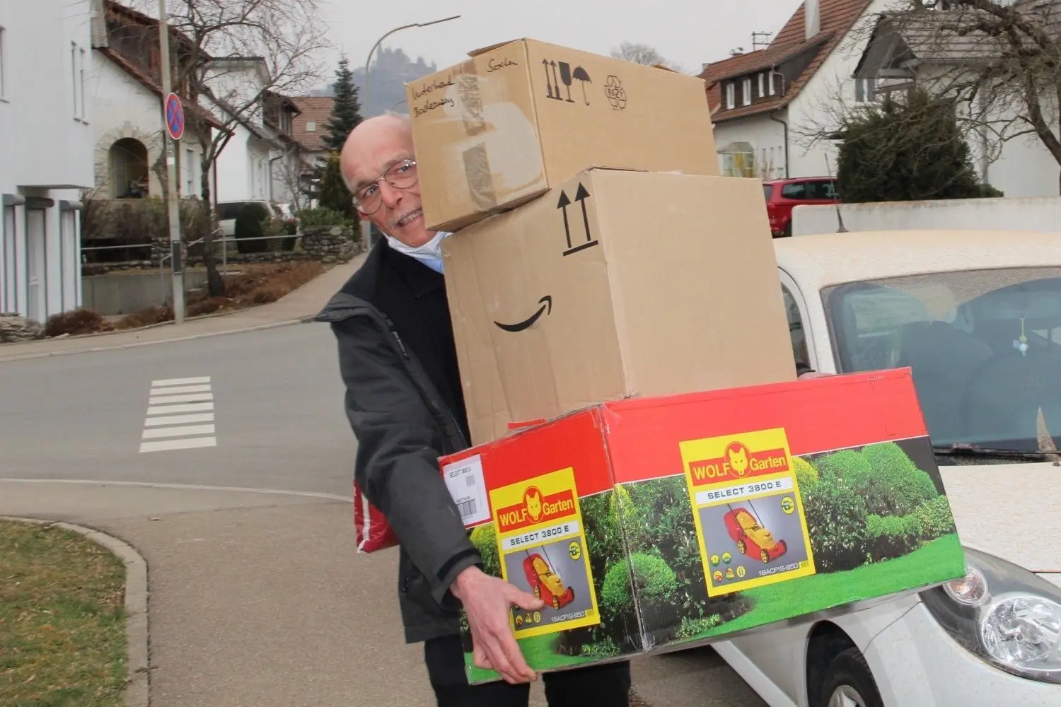 Pfarrer Ulrich Günther beim Schleppen. Die Kirchengemeinde hatte spontan  eine Sammelstelle eingerichtet.