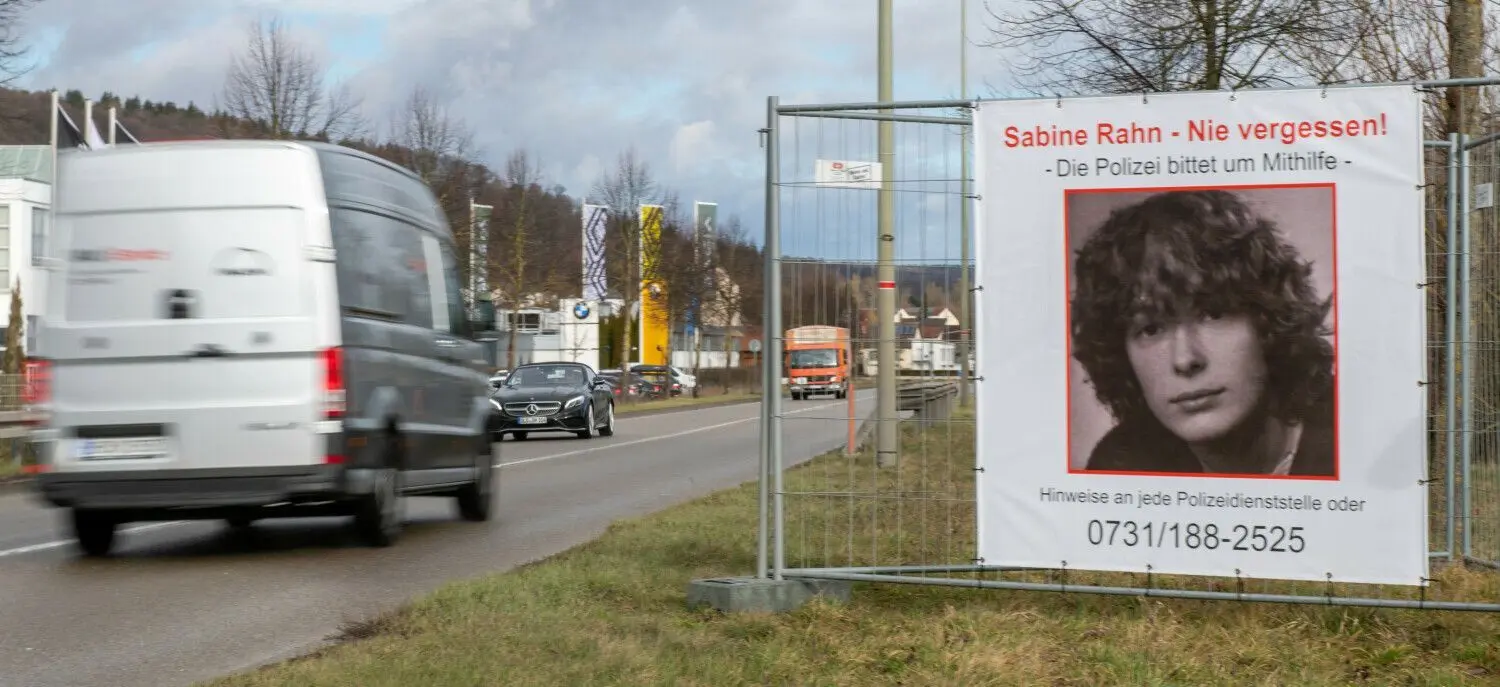 Unter anderem mit einer Plakataktion sucht die Polizei den Mörder von Sabine Rahn. Die damals 18-Jährige war vor 40 Jahren von einem bislang unbekannten Täter im Kreis Heidenheim getötet worden.