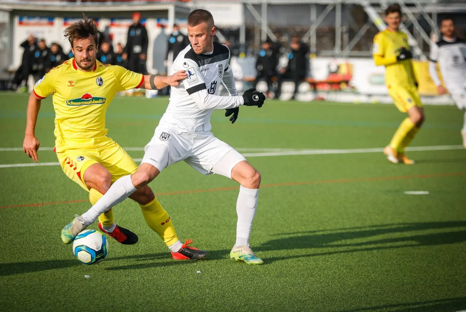 Adrian Beck (SSV Ulm 1846 Fußball, rechts) versucht, den Ball zu behaupten. ⇥Foto: Matthias Kessler