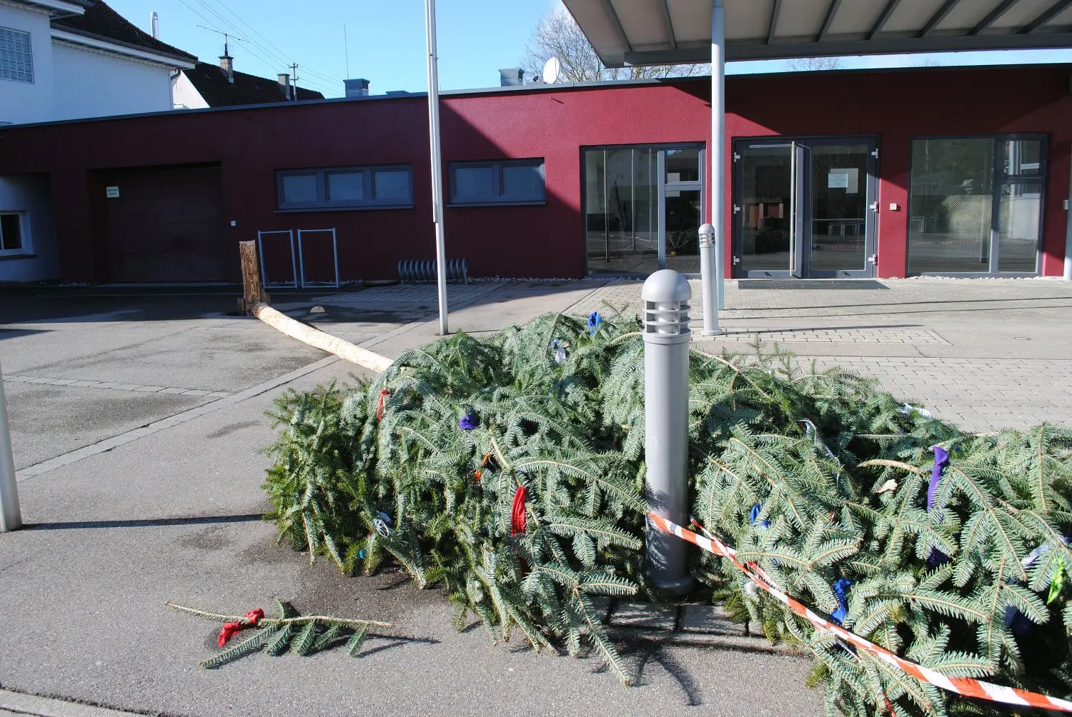 In Schlatt lag nicht nur der aus Sicherheitsgründen abgesägte Narrenbaum auf dem Boden, sondern auch ein vom Sturm umgelegter Baum, der zeitweise die B 32 bockierte.