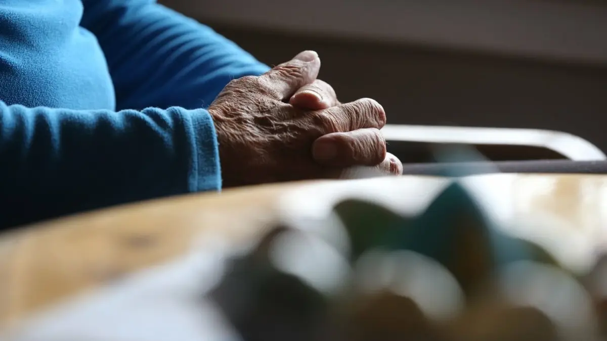 Wie weit reicht das Recht auf einen selbstbestimmten Tod? Der Bundestag will den assistierten Suizid auf eine neue gesetzliche Grundlage stellen.
12.04.2019, Bayern, ---: Ein 83 Jahre alter Mann, der sich am Ende seines Lebens die Option zum Suicid offenhalten möchte, sitzt in seiner Wohnung. Das Bundesverfassungsgericht in Karlsruhe verhandelt ab 16.04.2019 über mehrere Klagen zum Verbot der geschäftsmäßigen Sterbehilfe. (zu dpa-Korr "Notausgang verbaut? Karlsruhe prüft Klagen gegen Sterbehilfe-Verbot") Foto: Karl-Josef Hildenbrand/dpa - ACHTUNG: Person und Ort wurden auf Wunsch des Abgebildeten anonymisiert +++ dpa-Bildfunk +++