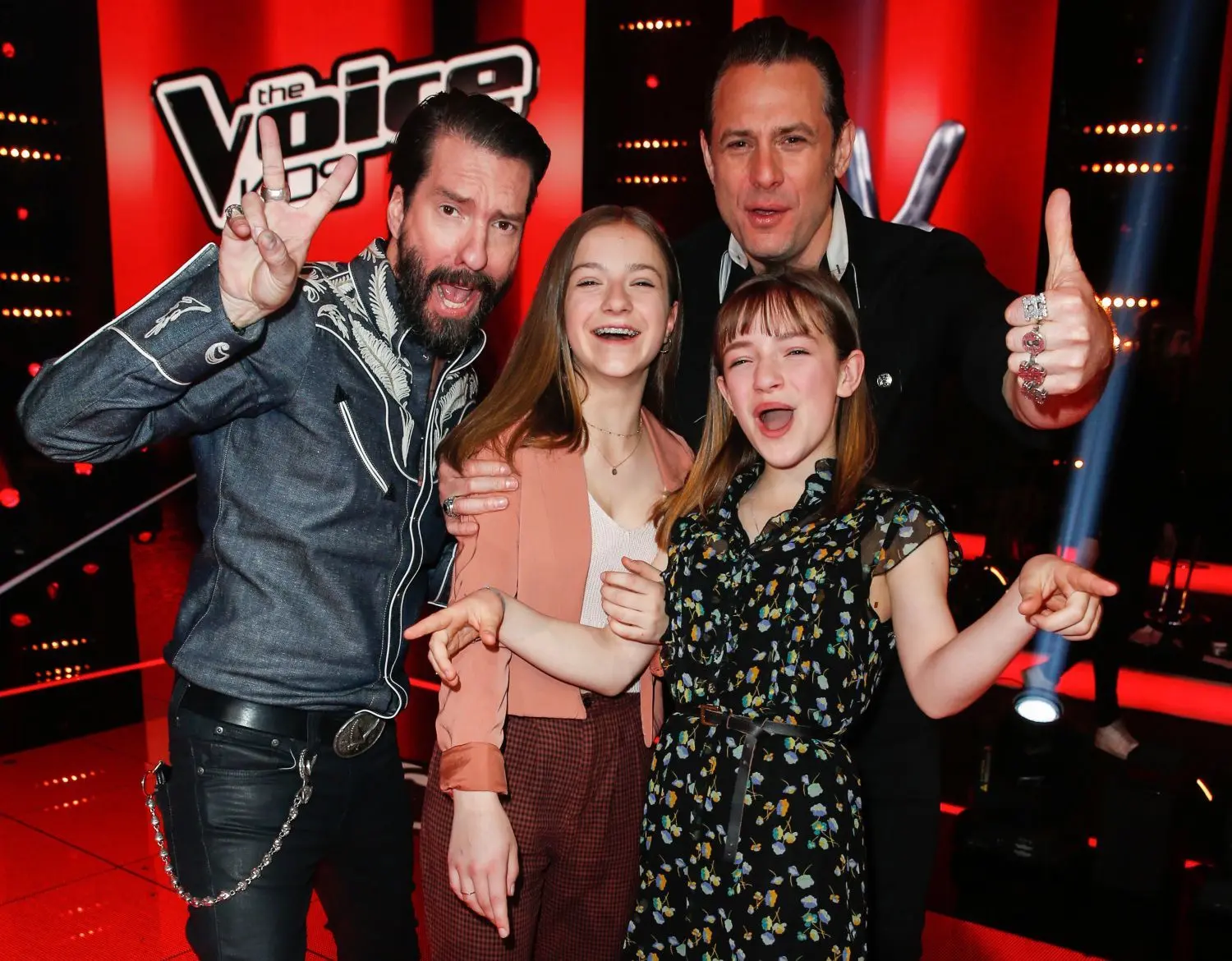 Sieger bei „The Voice Kids 2019“: die Schwestern Mimi (links) und Josefin – hier mit Alec Völkel (links) Sascha Vollmer von BossHoss