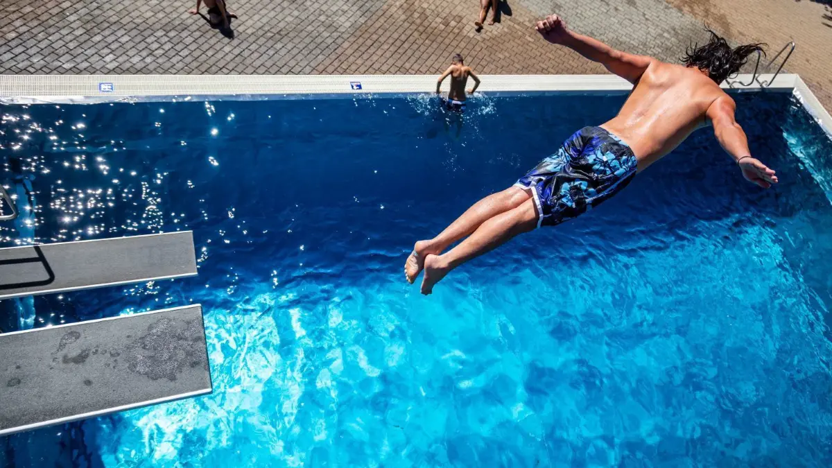 Im Sommer trainieren die Triathleten der TSG im Ehinger Freibad – im Winter geht es ins Hallenbad.