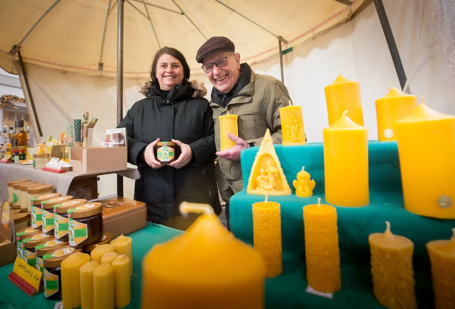 Daniela Ruby übernimmt nun offiziell den Honigstand von Karl Ley auf dem Ulmer Wochenmarkt. Der 89-Jährige wird sie aber noch ein wenig unterstützen.⇥