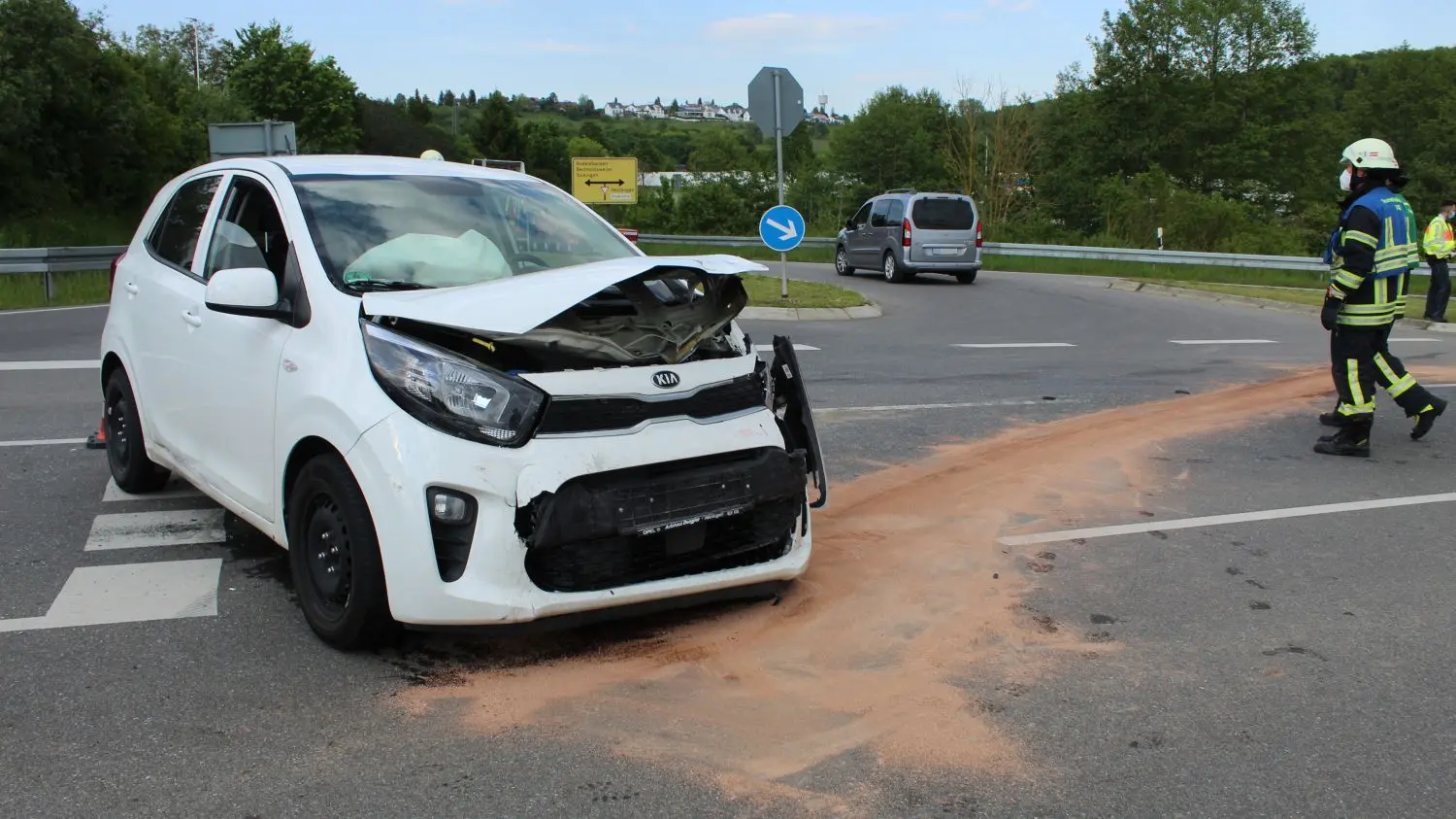 Der weiße Kia wurde auf der L 410 von einem Citroen erwischt.