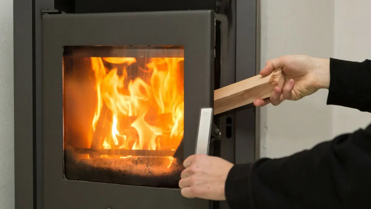 Stehen hoch im Kurs: Holzöfen als Alternative zu fossil betriebenen Heizanlagen.
ARCHIV - 02.01.2017, Rottweil: Ein Mann legt in seiner Wohnung ein Stück Holz in einen Kaminofen, in dem ein Feuer brennt. Kamin- und Holzöfen sind im Zuge des Ukraine-Kriegs bundesweit Mangelware geworden. (zu dpa «Angst vor dem Frieren: Ansturm auf Ofenbauer») Foto: Silas Stein/dpa +++ dpa-Bildfunk +++