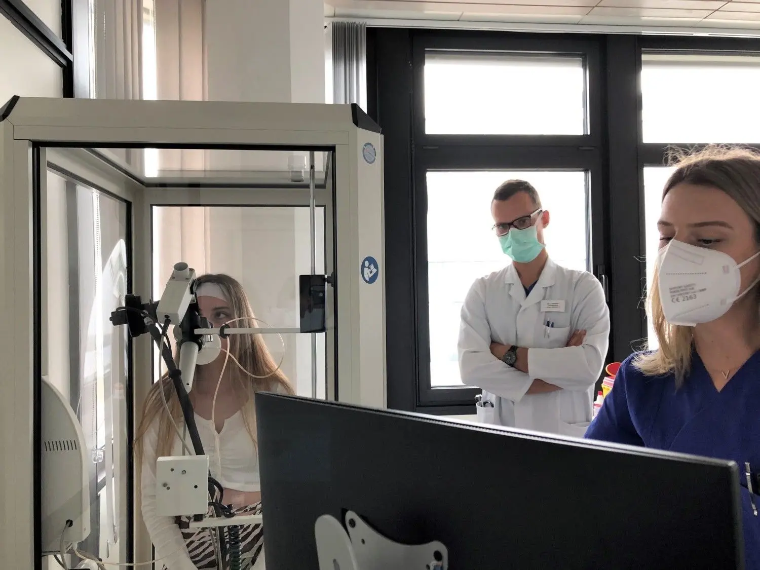 Sophia Brinker (17 Jahre) beim Lungenfunktionstest mit Dr. Johannes Kersten und MTA Naomi Miller⇥