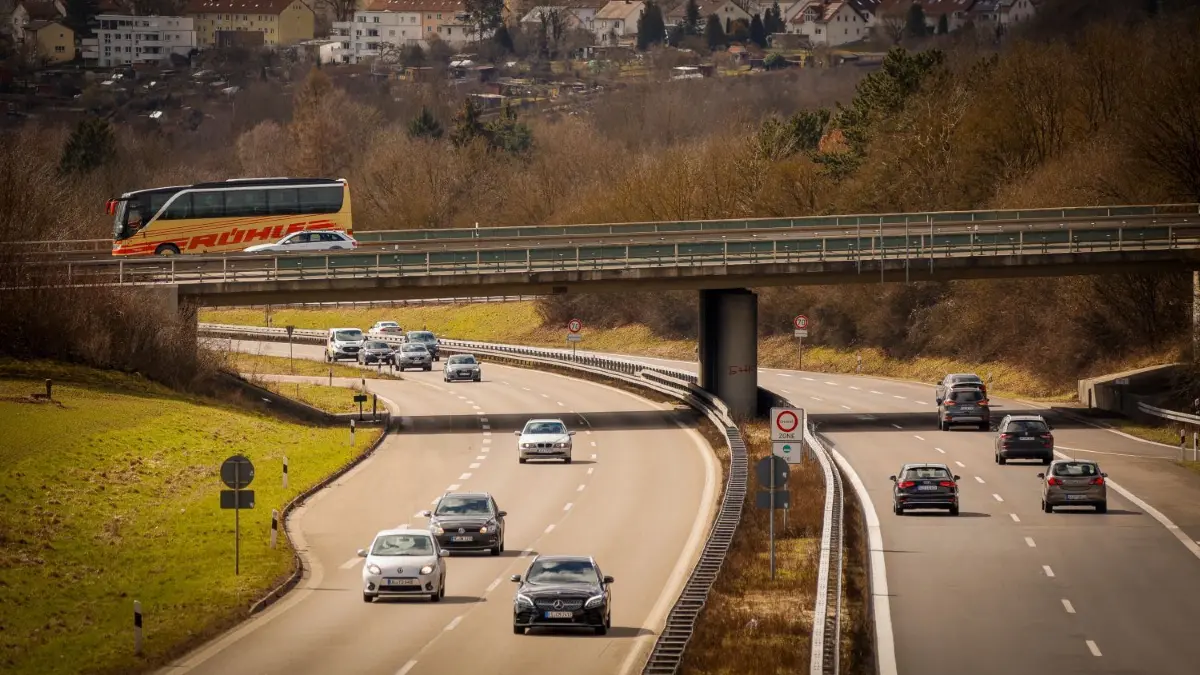 Die Brücke über die B10 in Richtung Uni Ulm, das sogenannte Bauwerk 2, muss ersetzt werden.⇥
Brücke über die B 10 in Richtung Uni Ulm