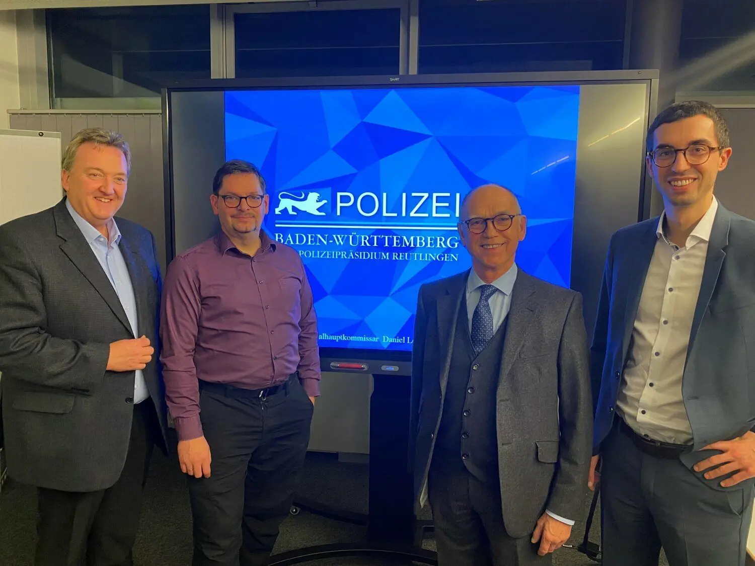 David und Reinhold Blickle (rechts) von der Rosenfelder Firma Blickle mit Bürgermeister Thomas Müller und Daniel Lorch von der Kriminalpolizei Esslingen.
