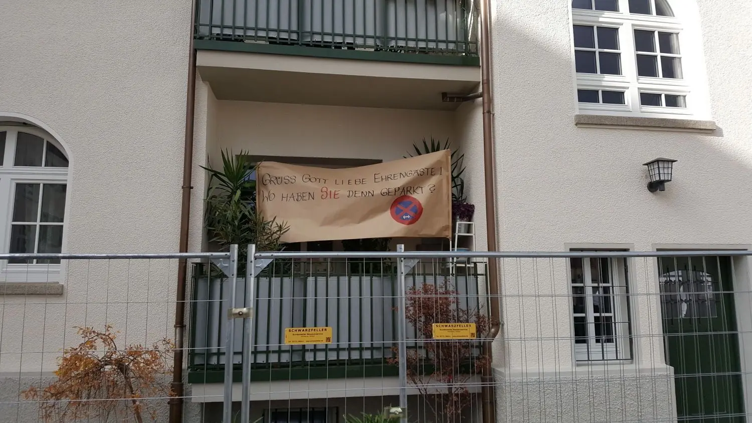 Plakat der Anwohner zum Thema Parkplatznot.
