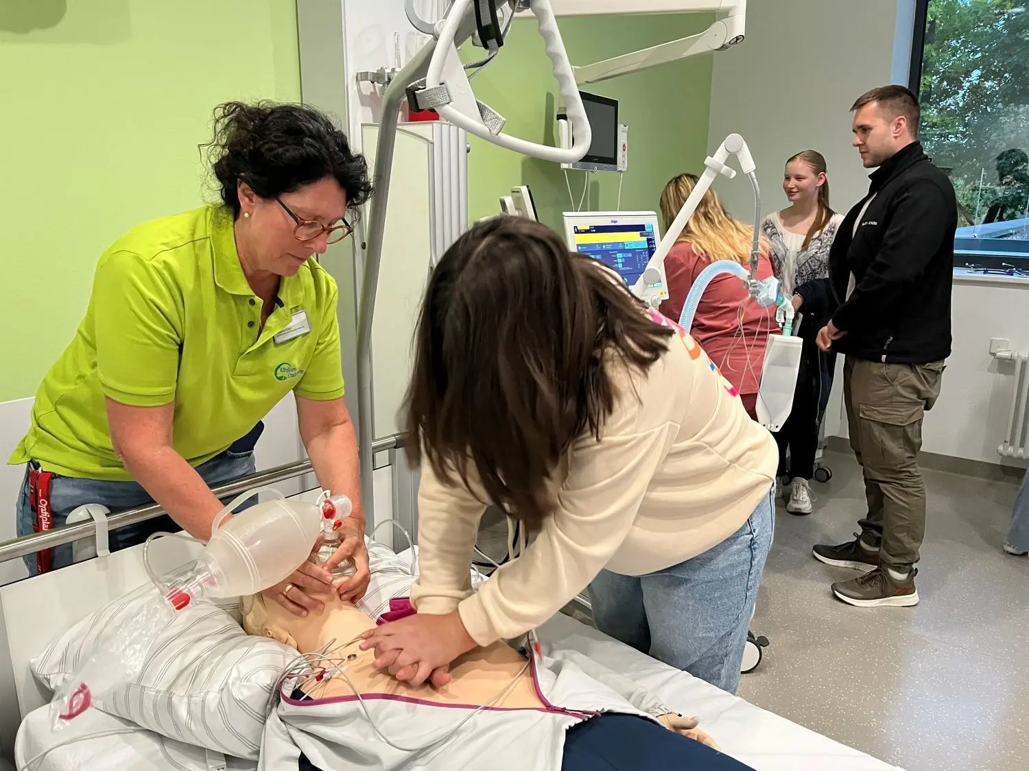 Auf der Intensivstation des Crailsheimer Klinikums versuchen sich Jugendliche in Wiederbelebungsmaßnahmen.