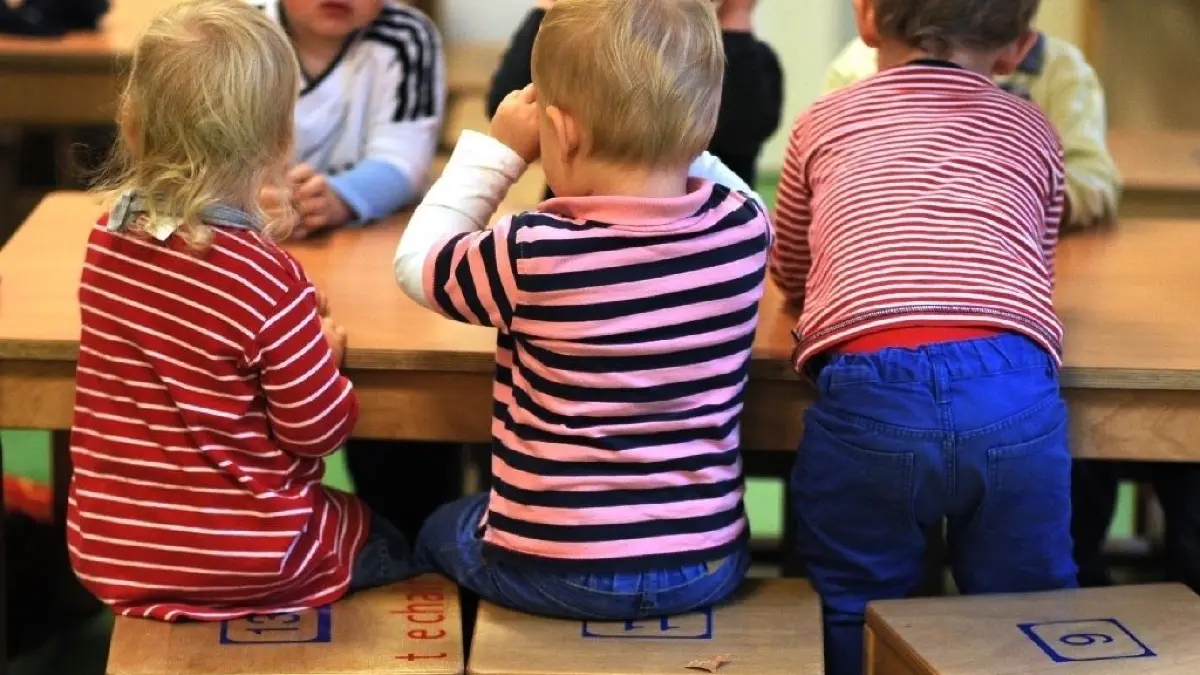 Kinder spielen am Tisch in einer Kinderkrippe.
ARCHIV - 23.10.2012, Niedersachsen, Hannover: Kinder spielen am in einer Kinderkrippe. (zu dpa "Kostenlose Kitas: Städtebund hofft auf Bewegung beim Land" vom 23.05.2018) Foto: Julian Stratenschulte/dpa +++ dpa-Bildfunk +++