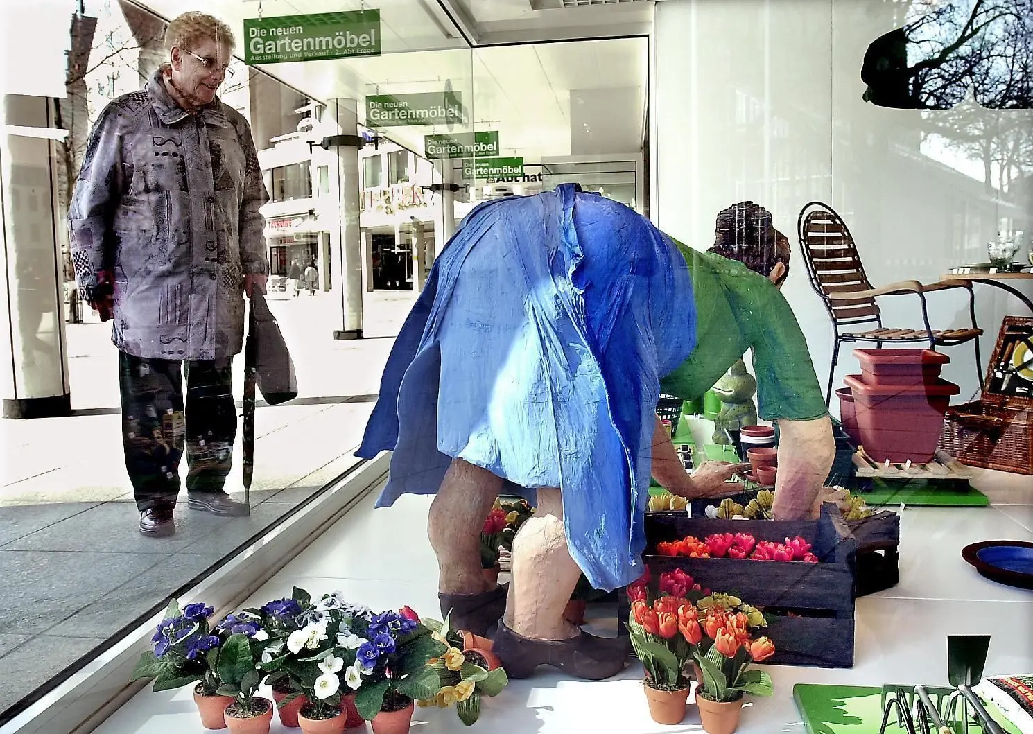 So hatte Schlottermüller die Frauenfigur im Fenster des Kaufhauses Abt dekoriert. Natürlich als Gärtnerin, die nach ihren Blümchen schaute. Manche Betrachte störten sich daran, wie sie den Hintern streckte.