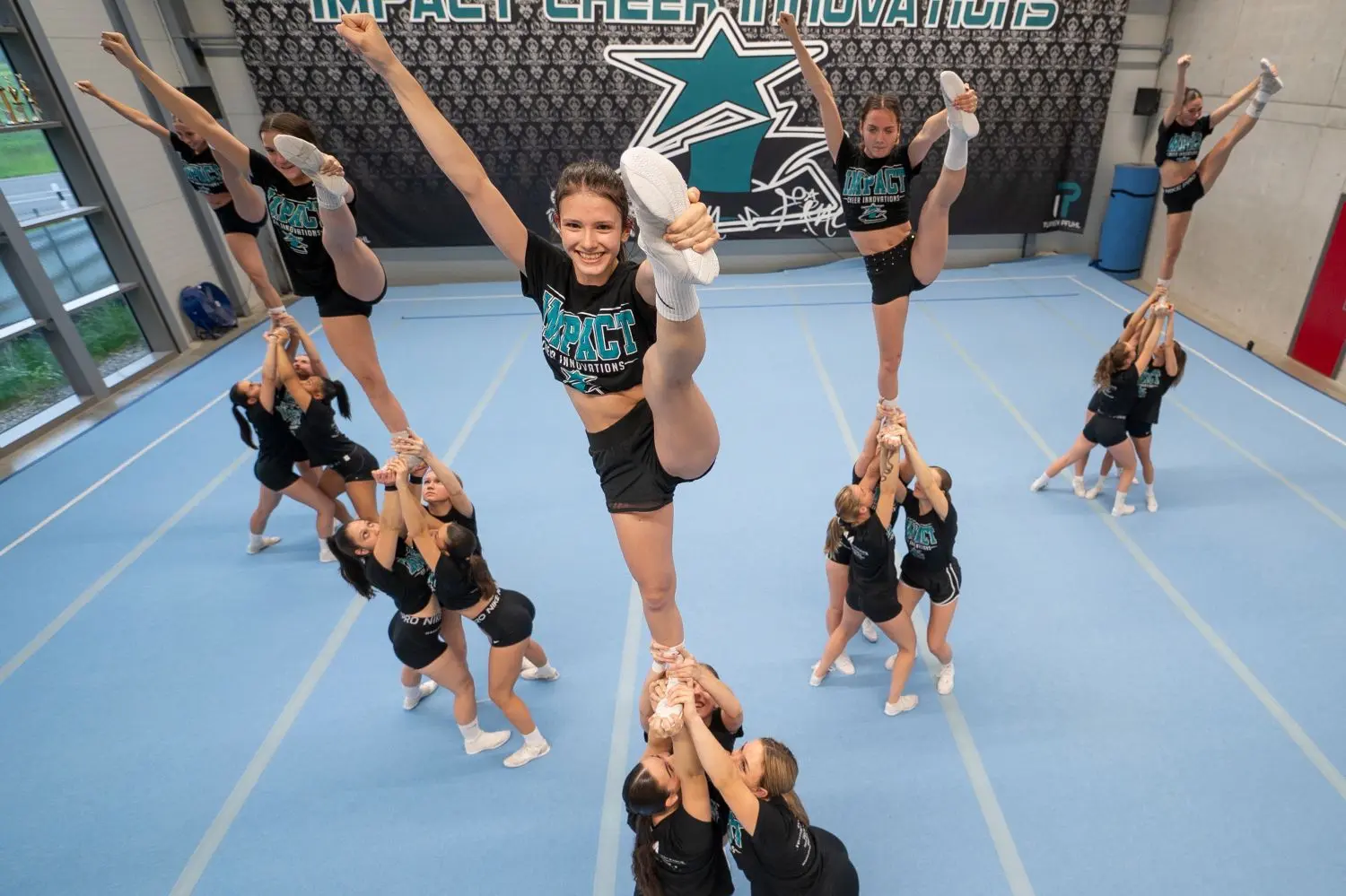 Die Mannschaft gibt ihnen Halt: die Cheerleaderinnen von Impact Elite bei der Vorbereitung für die Elite Cheerleading Championship.