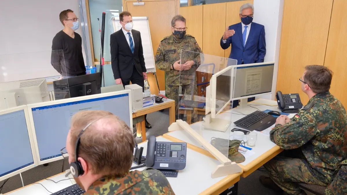 Alle Hände voll zu tun haben die Gesundheitsämter bei der Kontaktverfolgung. Im Landratsamt Alb-Donau helfen dabei auch Bundeswehrsoldaten. Ein Wechsel der Software käme nach Meinung von Landrat Heiner Scheffold (zweiter von links) zur Unzeit.
Bundeswehrsoldaten bei der Kontaktverfolgung im Landratsamt Alb-Donau