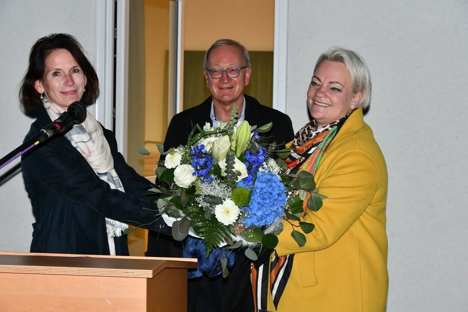 Ein eindeutiges Ergebnis konnten (von links) Maria Knab-Hänle und Klaus Käppeler, die beiden stellvertretenden Bürgermeister von Zwiefalten, verkünden: Mit 69,1 Prozent wurde Alexandra Hepp zur neuen Rathauschefin gewählt.
