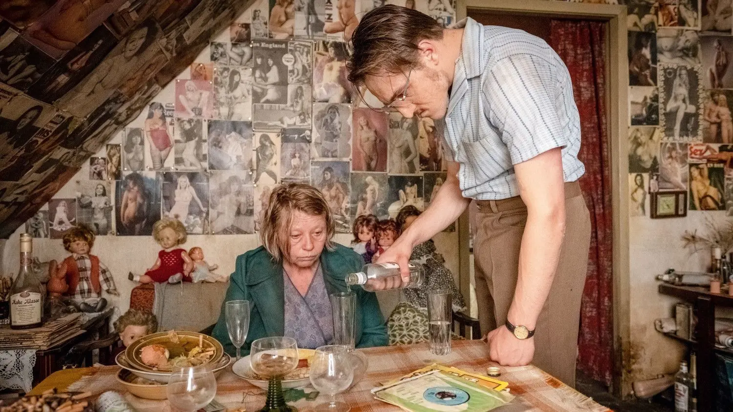 Schnaps und Schlager und bald auch Schläge: Fritz Honka (Jonas Dassler) hat aus der Kneipe wieder eine Frau (Margarethe Tiesel) in sein Zuhause mitgenommen.⇥