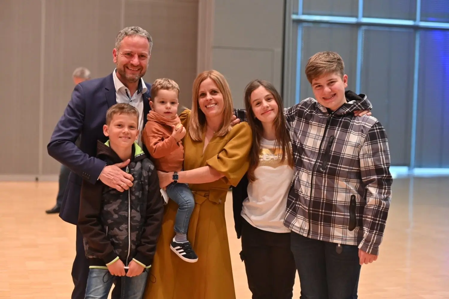 Glücklich über den Wahlsieg: Amtsinhaber Matthias Wittlinger mit seiner Familie am Sonntagabend im Uditorium.
