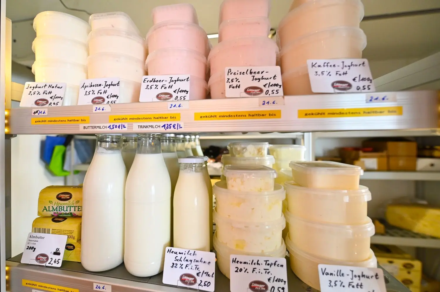 Butter, Joghurt, Quark und Milch stehen in der verglasten Kühlzelle im Käse-Laden.