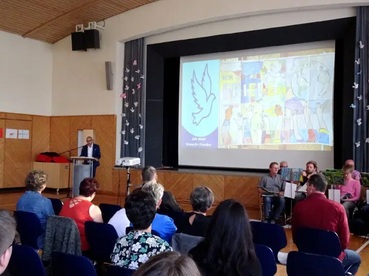 Gedenken an die Opfer von Gewalt in Meßstettens Festhalle