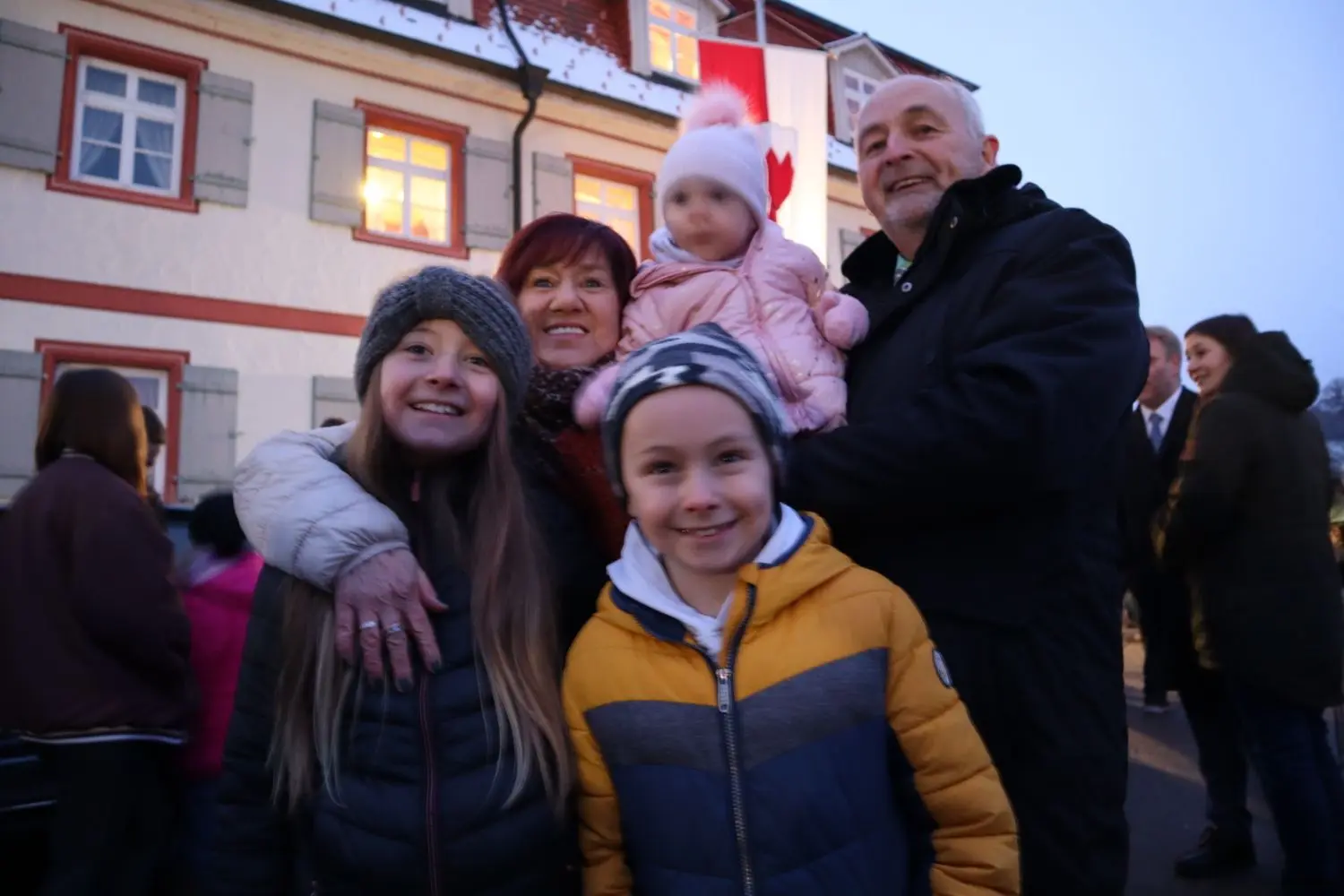 Gute Stimmung bei Familie Sieber: Walter Sieber ist neuer ehrenamtlicher Bürgermeister der Gemeinde Zimmern unter der Burg. Ganz zur Freude von Frau Ellen, den Kindern und Enkelkindern.⇥