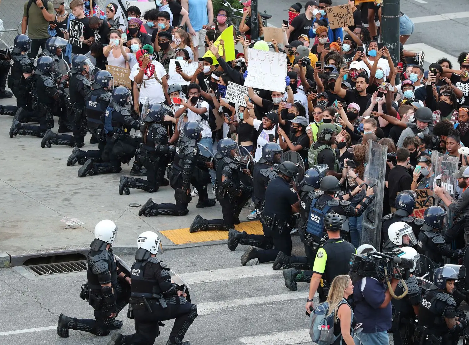 Auch diese Seite der Proteste gibt es: Polizisten knien in Atlanta aus Solidarität nieder.⇥