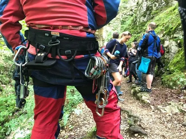 Großes Medienaufgebot an der Höhle auf der Schwäbischen Alb.