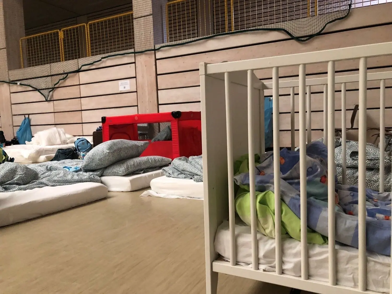 Das Rote Kreuz hat mit großem Einsatz die Halle einigermaßen wohnlich hergerichtet.