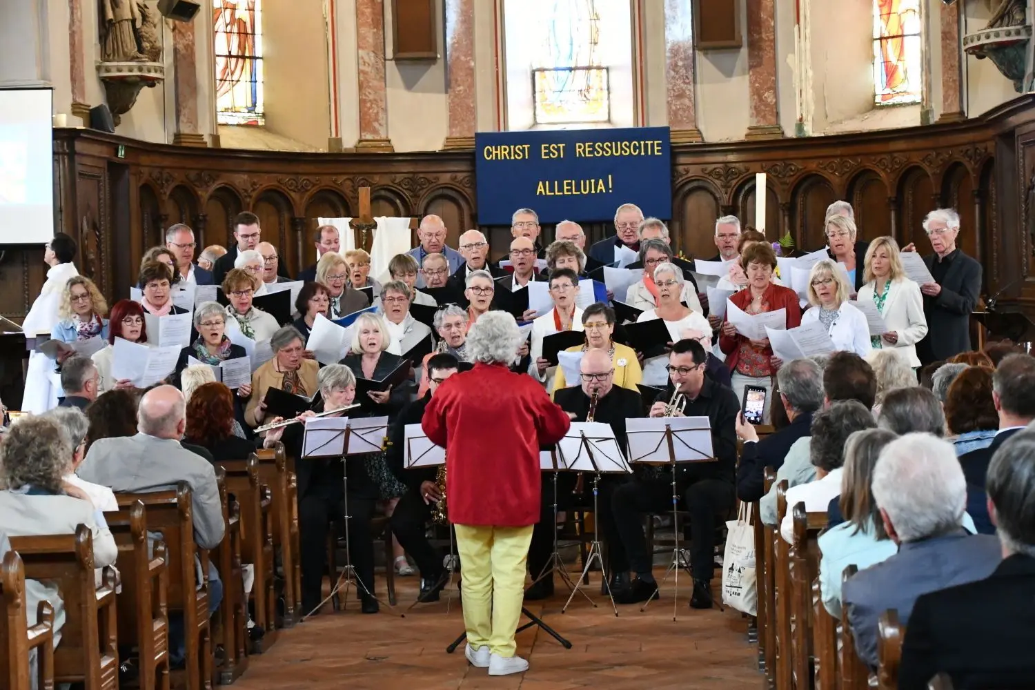Deutsche und französische Akteure des Weinrauch-Chors brachten am Sonntagmorgen in der Messe das „Salve Regina“ zu Gehör.